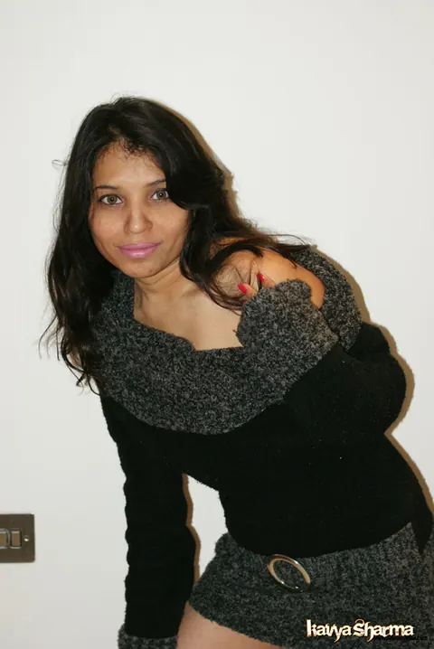 Kavya Sharma: Indian MILF Reveals Her Big Natural Tits in a Skirt – photo 7 of 12