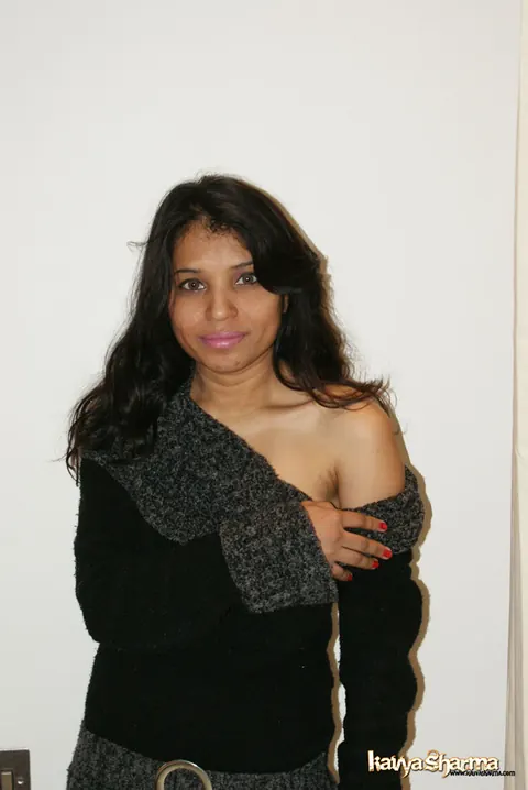 Kavya Sharma: Indian MILF Reveals Her Big Natural Tits in a Skirt – photo 6 of 12
