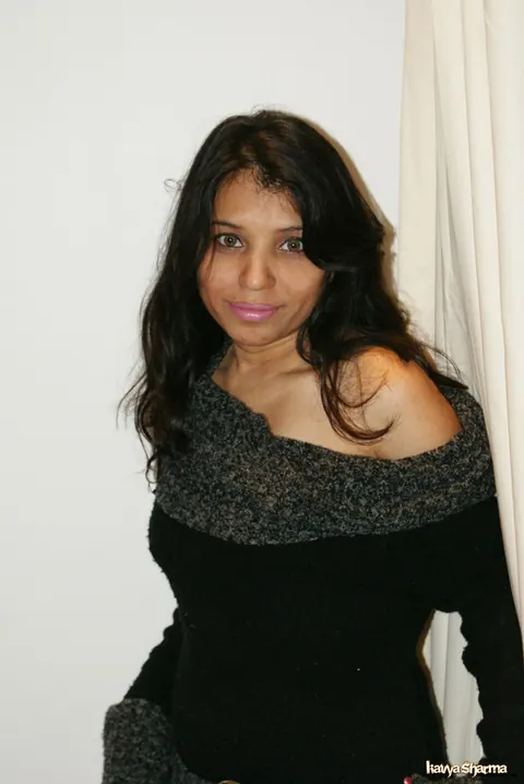 Kavya Sharma: Indian MILF Reveals Her Big Natural Tits in a Skirt – photo 8 of 12