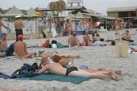 Two Women Kiss Naked on a Public Beach – photo 3 of 20