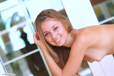Linda Chase: Blonde Woman Poses Nude with Small Natural Tits – photo 15 of 21