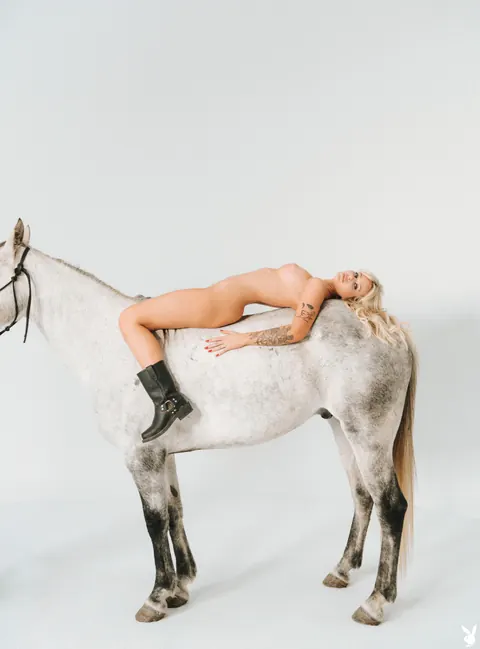 Woman Poses Nude on a Horse for a Glamour Session – photo 10 of 21