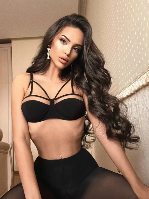 PAWG in a Bikini and Lingerie Flaunts Her Curves in Heels – photo 20 of 20