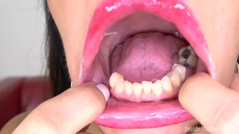 Brunette MILF Gives a Deepthroat Blowjob in Close-Up – photo 4 of 15