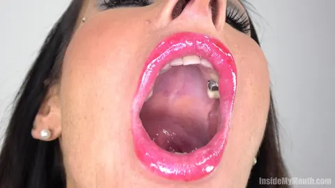 Brunette MILF Gives a Deepthroat Blowjob in Close-Up – photo 12 of 15