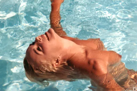 Elke Sommer: German Blonde Poses Nude Outdoors with Short Hair – photo 3 of 12