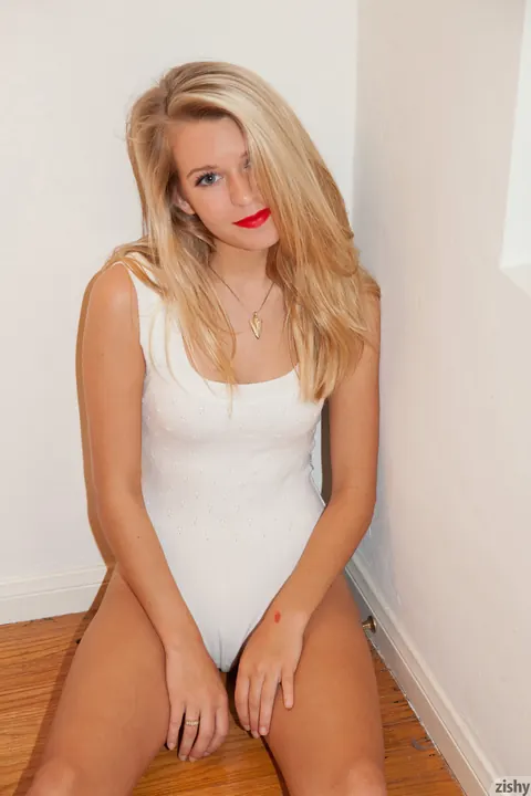 Blake Crawford: Tattooed Blonde PAWG Flaunts Red Heels and Lingerie – photo 8 of 11