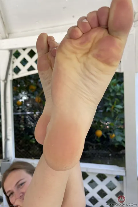 Stella Sedona: PAWG in High Heels Spreads Her Ass and Pussy Outdoors – photo 11 of 21