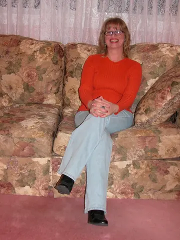 April Showers – Blonde PAWG in High Heels and Glasses Fingers Her Hairy Pussy