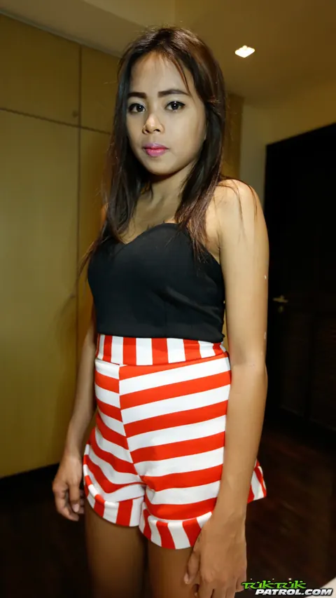 Thai Woman in Shorts Gets Creampied Outdoors – photo 4 of 21