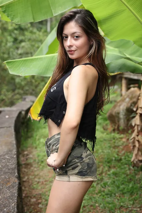 Abella Jade: Petite Colombian PAWG Poses Nude Outdoors – photo 2 of 20