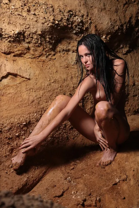Woman Spreads Her Legs Wide on the Beach – photo 21 of 21