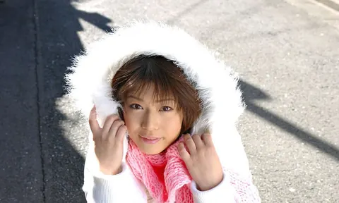 Mai Haruna: Japanese MILF Opens Her Winter Coat to Reveal Lingerie and Boots – photo 1 of 16