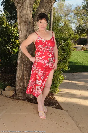 Mature PAWG Strips Off Her Dress and Poses Nude Outdoors