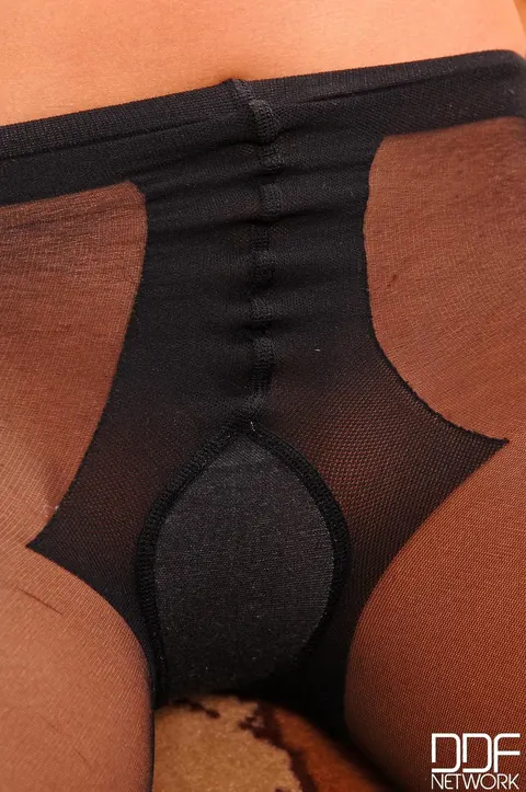 Eve Angel: European PAWG Pulls Pantyhose Aside and Spreads Her Trimmed Pussy – photo 8 of 21
