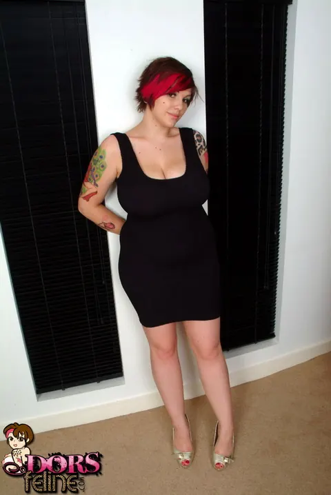 Dors Feline: Curvy Brunette MILF Drops Her Dress and Spreads Her Shaved Pussy – photo 1 of 16