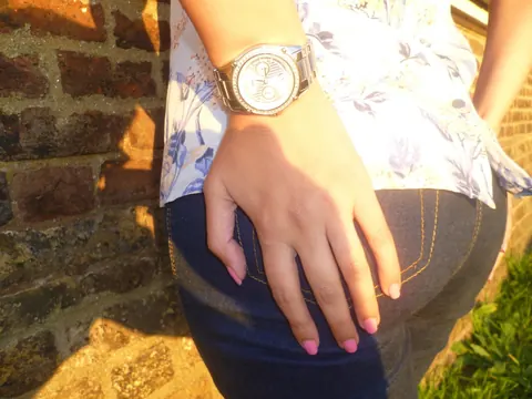 PAWG in Jeans Spreads Her Ass Outdoors – photo 11 of 16