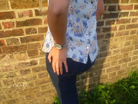 PAWG in Jeans Spreads Her Ass Outdoors – photo 3 of 16