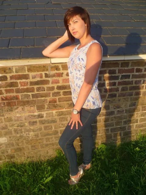 PAWG in Jeans Spreads Her Ass Outdoors – photo 2 of 16