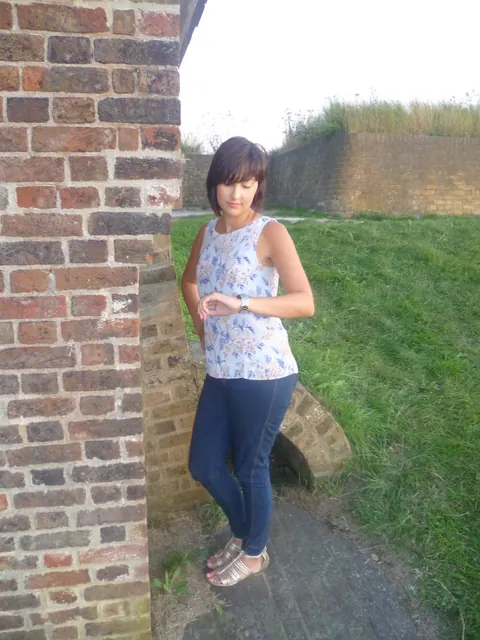 PAWG in Jeans Spreads Her Ass Outdoors – photo 16 of 16