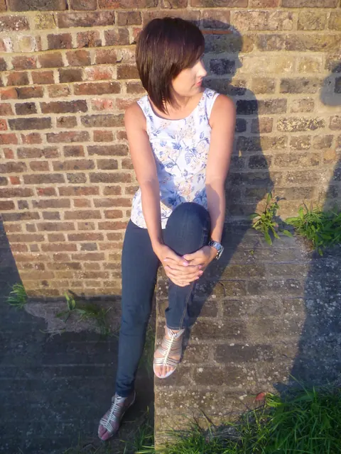 PAWG in Jeans Spreads Her Ass Outdoors – photo 5 of 16