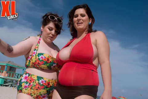 Alana Lace: Thick Brunette in a Bikini and Skirt Kisses Partner on the Beach – photo 15 of 16
