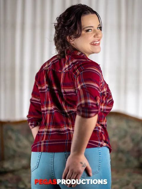 BBW with Big Tits and Curly Short Hair Poses Nude – photo 3 of 21
