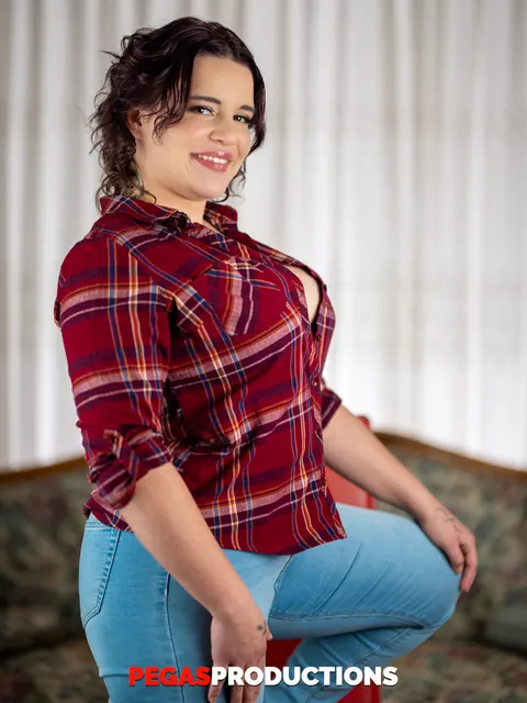 BBW with Big Tits and Curly Short Hair Poses Nude – photo 4 of 21