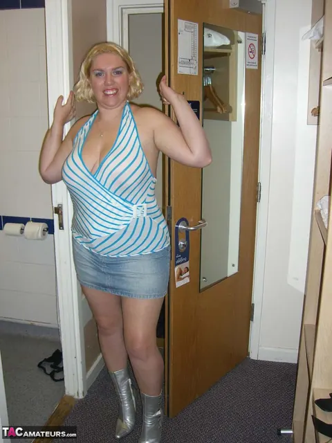 Thick Blonde MILF Strips for Hotel Blowjob and a Facial – photo 2 of 16