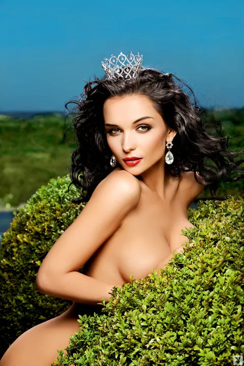 Gik: Ukrainian Brunette Poses Nude in High Heels Outdoors – photo 1 of 10
