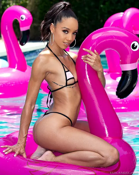 Alexis Tae: Brunette Ebony Woman Has Anal and Fisting in the Pool Threesome – photo 2 of 15