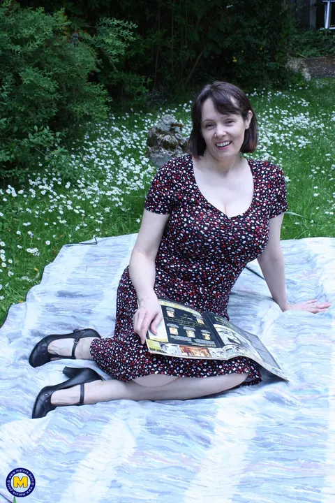 Thick British MILF Rides Her Lover at a Picnic – photo 2 of 20