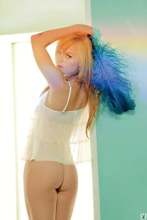 Taryn Manning: Blonde MILF Undresses for a Photo Shoot – photo 17 of 17