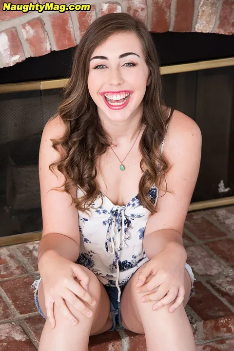 Lexi Lovell: Brunette with Natural Tits Peels Down Her Shorts – photo 9 of 16