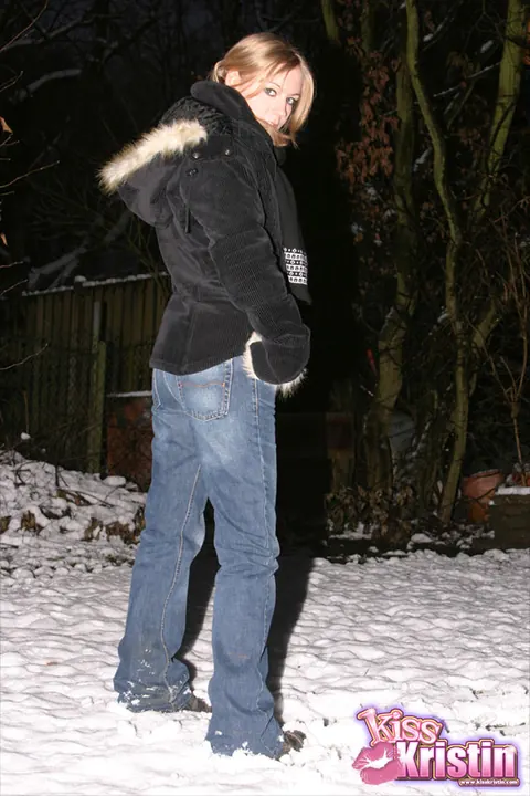Kiss Kristin: Blonde European Woman Shows Her Ass in Jeans Outdoors – photo 4 of 12