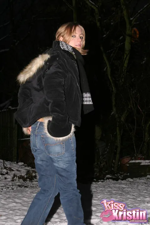 Kiss Kristin: Blonde European Woman Shows Her Ass in Jeans Outdoors – photo 10 of 12