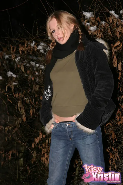 Kiss Kristin: Blonde European Woman Shows Her Ass in Jeans Outdoors – photo 5 of 12