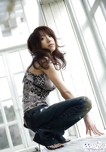 Kanako Tsuchiyai – Thick Asian Brunette Strips Out of Her Jeans