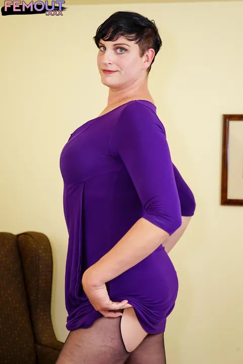 Trans Woman Poses in Pantyhose and a Dress – photo 3 of 16