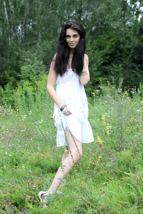Tall Woman Strips Nude and Poses – photo 2 of 21