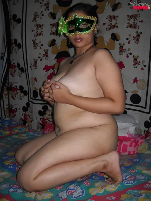 Indian BBW Strips Off Her Mask and Covers Her Tits – photo 11 of 12