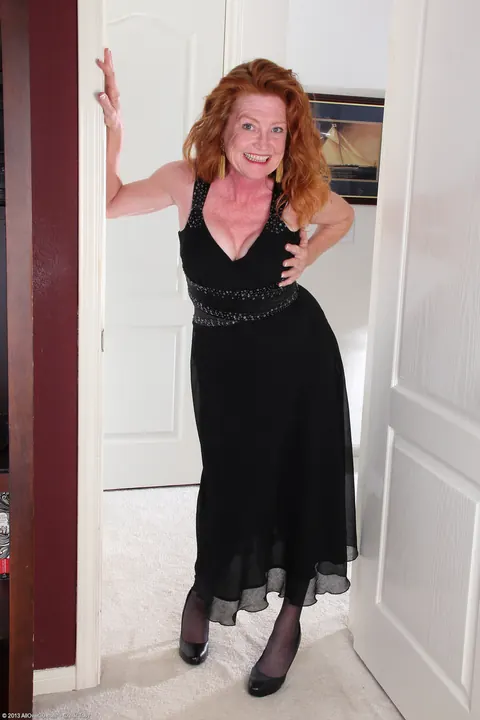 Veronica Smith: Mature Redhead MILF in Stockings Spreads Her Pussy – photo 1 of 21