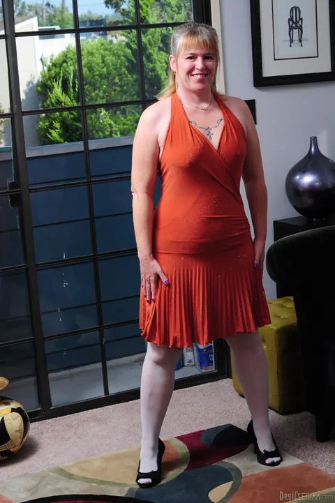 BBW MILF Strips Out of Her Dress to Show Her Big Ass – photo 9 of 19