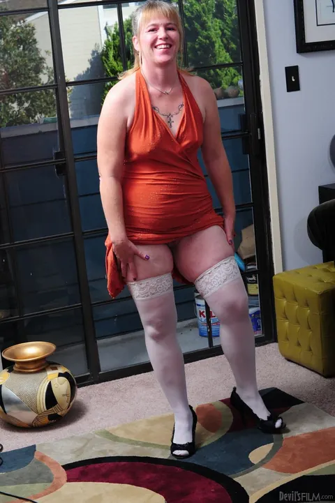 BBW MILF Strips Out of Her Dress to Show Her Big Ass – photo 11 of 19