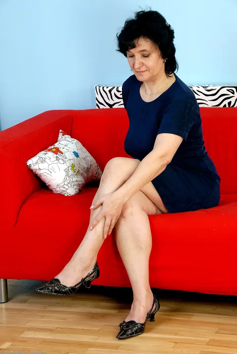 Amateur Granny in High Heels Fingers Her Hairy Pussy – photo 1 of 20