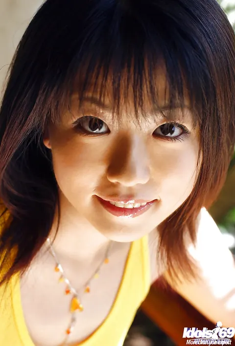 Saki Ninomiya: Japanese Babe Reveals Her Hairy Pussy Outdoors – photo 2 of 15