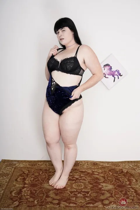 Pale Brunette BBW Undresses to Show Her Hairy Pussy – photo 7 of 21