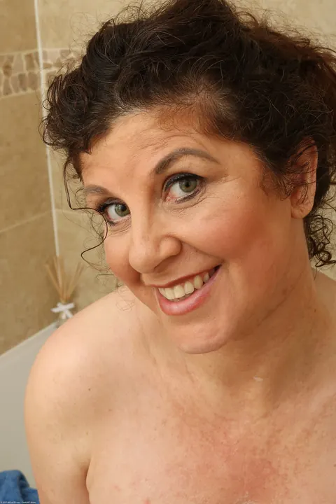 Gilly Sampson: Brunette MILF Fingers Her Pussy Nude – photo 21 of 21