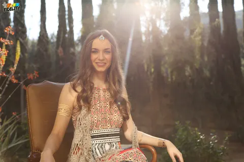 Tali Dova: Brunette in a Skirt Shows Her Legs in the Garden – photo 10 of 16