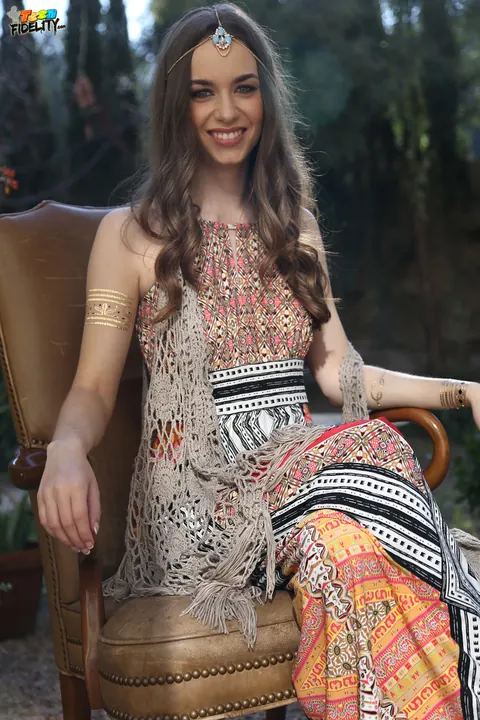Tali Dova: Brunette in a Skirt Shows Her Legs in the Garden – photo 8 of 16
